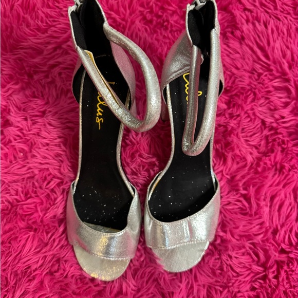 Lulu's‎ Silver Heels with Ankle Strap and Peep-Toe - women’s size 8 - Picture 2 of 10
